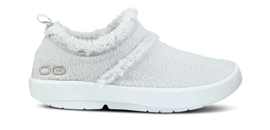 Women's OOFOS OOcoozie Low, White/Light Gray, 8 B Medium